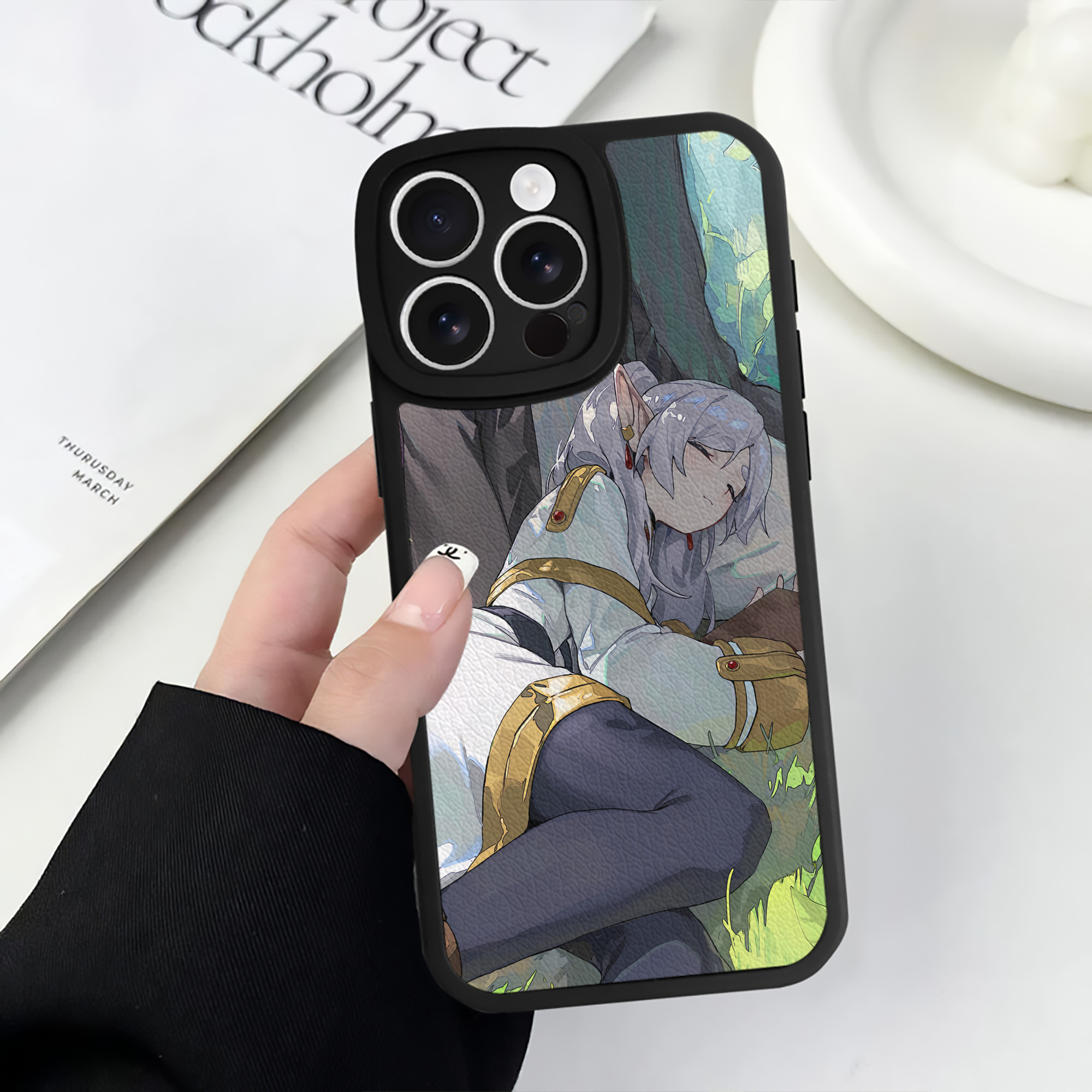 （画像用） 葬送のフリーレン Frieren 【iPhone 16シリーズ対応】シリコンスマホケース（レザー調） 材質：シリコン